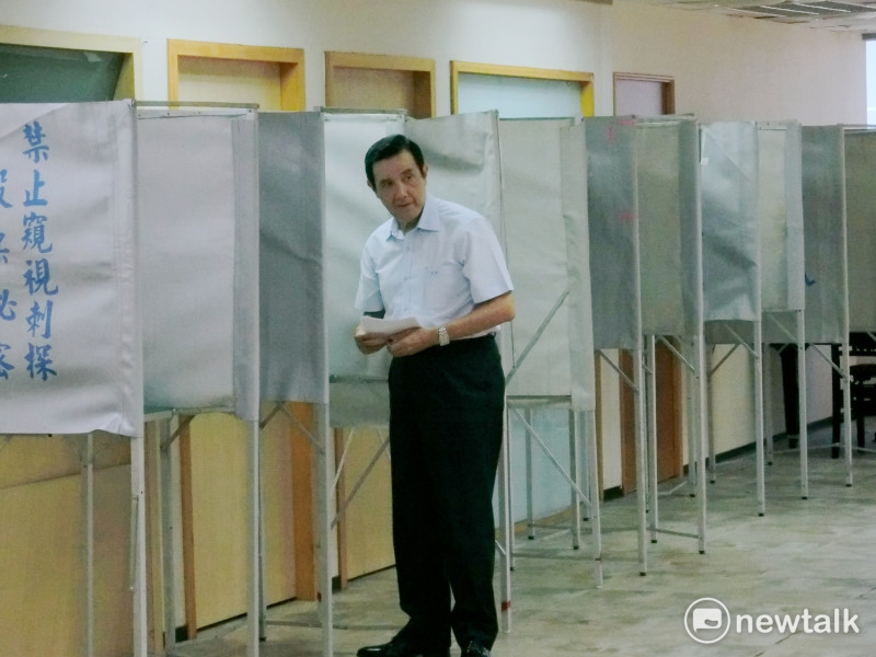 馬英九投票時神情專注，花了一些時間仔細圈選投票。   圖：李書璇/攝