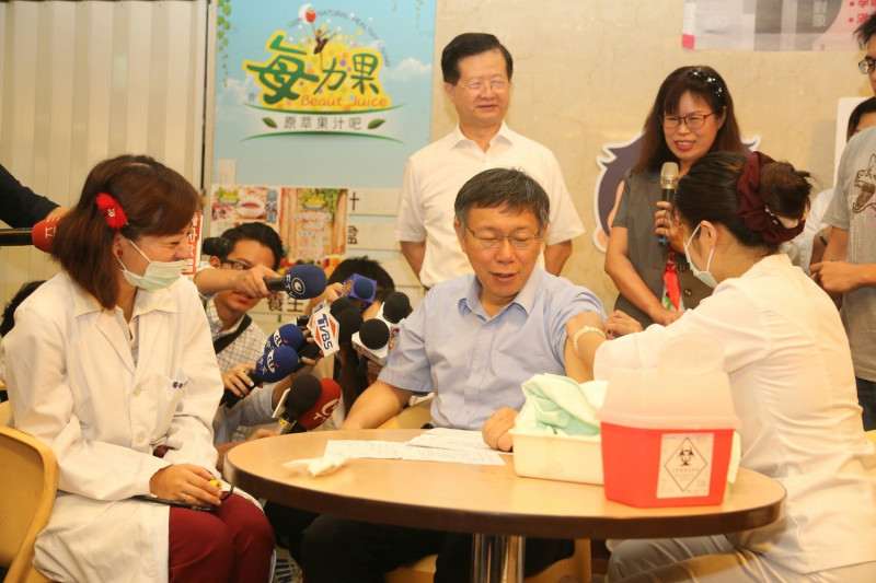 台北市長柯文哲今天親自接受流感疫苗施打，但媒體還是關注他對之前說陳水扁一開始裝病言論的解釋，他強調講話講太多就會被標題殺人。   圖：台北市政府/提供