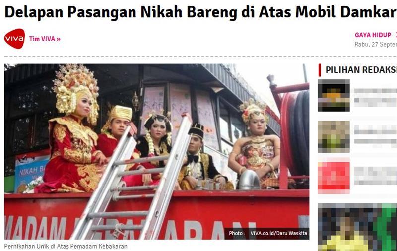 印尼日惹議會大樓前，有8對新人借用以鮮花裝飾的消防車舉行集體婚禮，象徵可以藉此撲滅婚姻中的動盪危機以及外界的情慾誘惑。   圖 : 取自印尼新聞Viva網頁www.viva.co.id