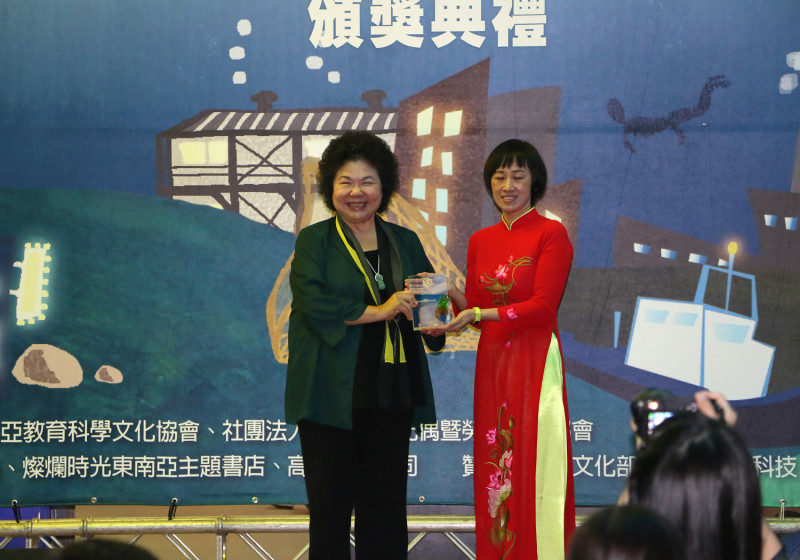 高雄市長陳菊頒獎給第4屆移民工文學獎得獎者。   圖 : 高雄市政府/提供