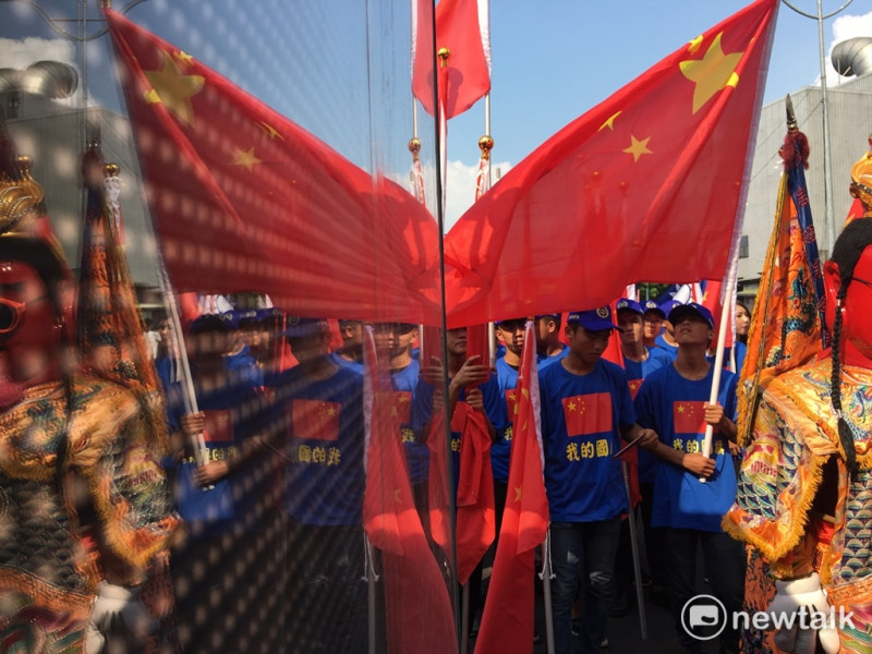 台北車站周邊聚集大批統促黨員與支持者手持五星旗於街上遊行   圖 : 張良一/攝