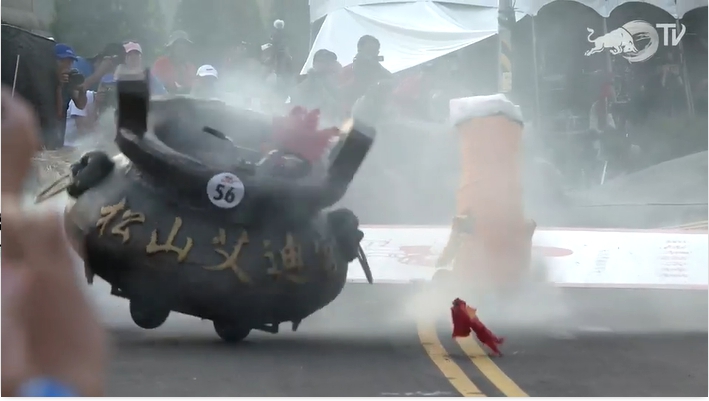 車手「線香」不慎從「香爐」彈出,所幸並無大礙。 圖:截取自Red Bull皂飛車大賽直播
