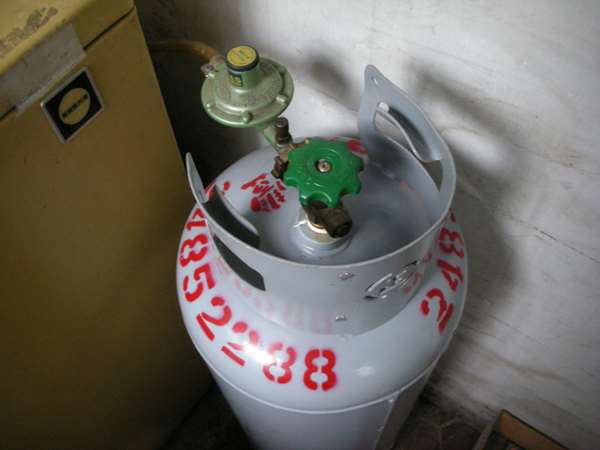 12月桶裝瓦斯每公斤調降新台幣2.2元，20公斤裝的桶裝瓦斯每桶調降44元。   圖 : 翻攝自PTT