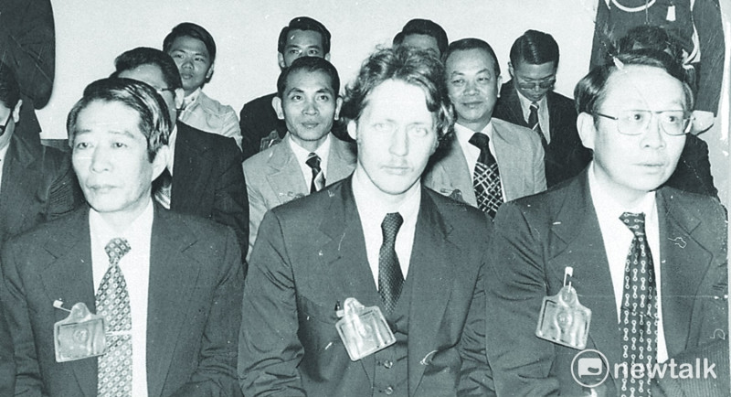 紐約國際人權聯盟約翰卡普林(John Kaplan)，1980年3月18日列席台灣警備總部軍事法庭公開審判高雄事件。   高雄歷史博物館提供。相片翻拍自台灣時報