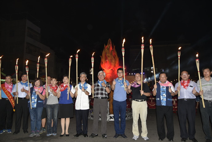 來賓們持火把參與遊行   圖：雲林縣政府提供