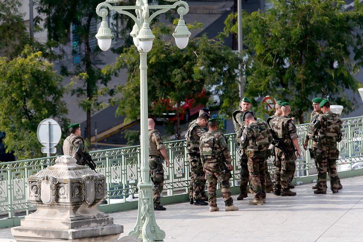 行兇男子遭擊斃後，一群士兵聚集在馬賽聖夏勒車站（Gare Saint-Charles ）外面。   圖：達志影像／路透社