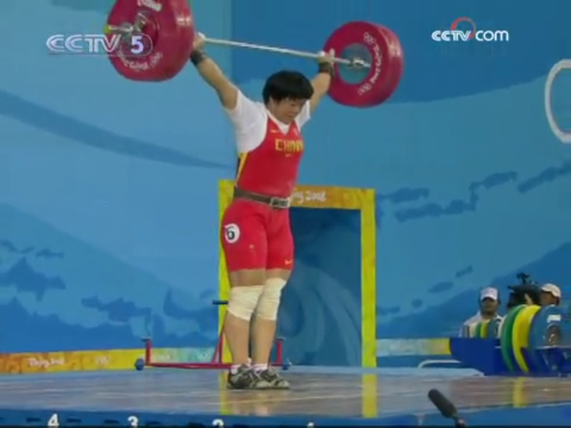 劉春紅在北京奧運女子舉重的金牌，因為使用興奮劑，金牌資格被剝奪。   圖：翻攝自央視畫面