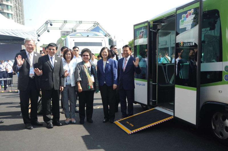 總統蔡英文與高雄市長陳菊一同出席生態交通全球盛典世界大會。   圖：總統府／提供