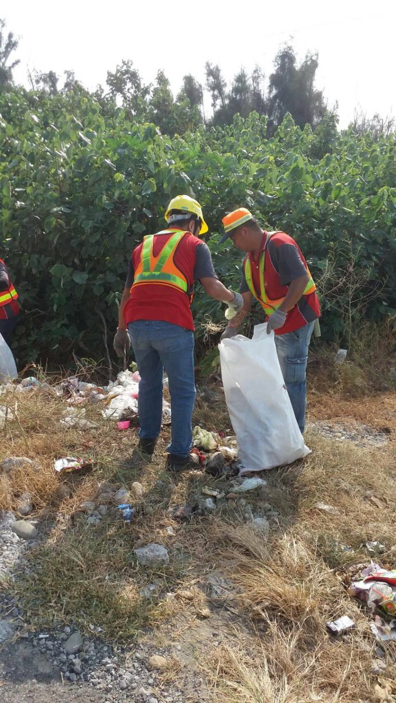 環保局大安區清潔隊派員清理遭棄置垃圾。   圖：台中市環保局/提供