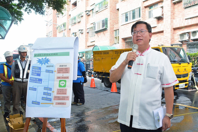 桃園市今(2)日污水下水道管線挖損防災演練，桃園市長鄭文燦指出，市府已要求各管線單位提供既有管線圖資，工程在設計階段時，就要避開管線密集位置，避免污水管線設計與既有管線衝突。   圖:桃園市政府提供