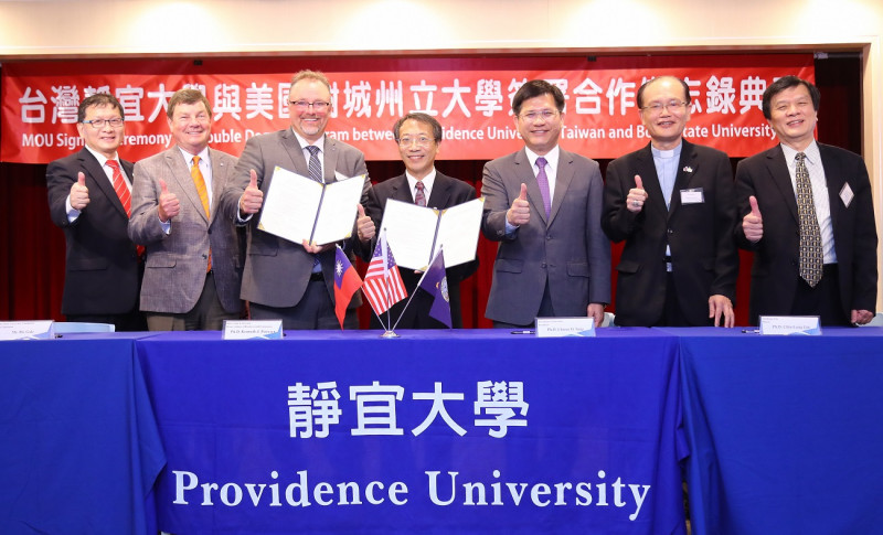 在台中市長林佳龍見證下，靜宜大學今天與美國樹城州立大學簽下合作備忘錄。   圖 : 台中市政府/提供