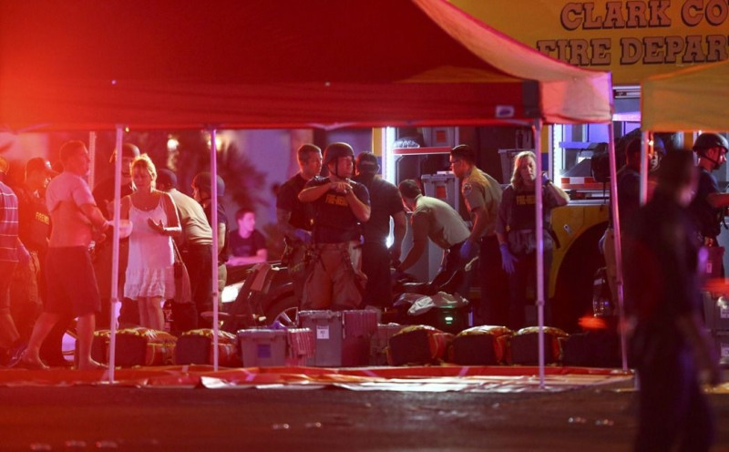 賭城拉斯維加斯1日發生開槍濫射事件，造成至少2死24傷，醫護人員忙著救治傷患。   圖：達志影像/美聯社