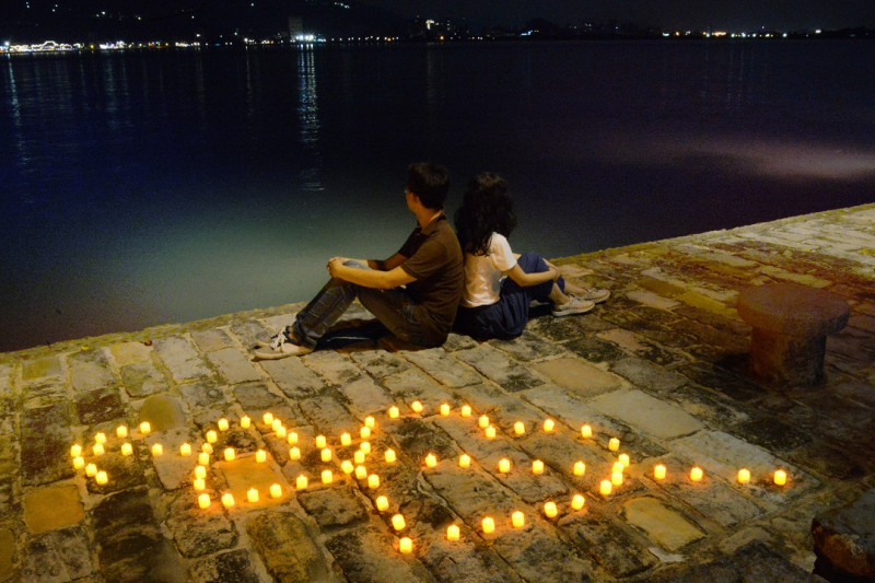 淡水海關碼頭園區設置浪漫燈海，也提供LED蠟燭借用，讓好友、情侶排列創意形狀。   圖：新北市立淡水古蹟博物館/提供