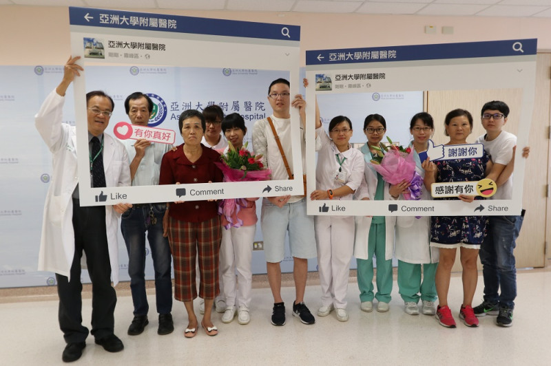 亞大醫院副院長徐弘正（左一）、護理師與患者開心打卡合影。   圖 : 亞大醫院/提供