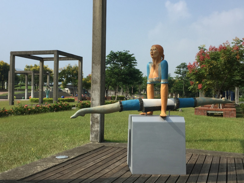 陶博館來自阿根廷的駐村藝術家維瑪．維爾拉佛德的《福爾摩沙小姐》以跳馬之姿劈開雙腿的作品驚艷來訪的民眾。   圖：陶博館/提供
