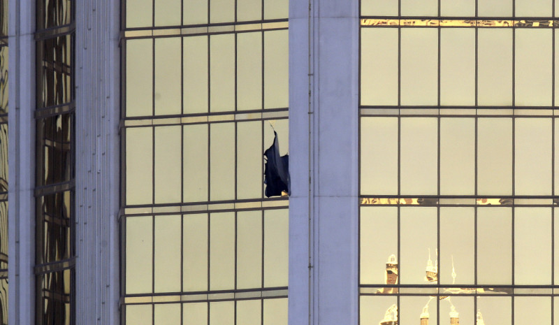 拉斯維加斯槍擊案，槍手打破酒店賭場VIP房高樓玻璃，從這個位置向民眾瘋狂的掃射。   圖 : 達志影像/ 美聯社