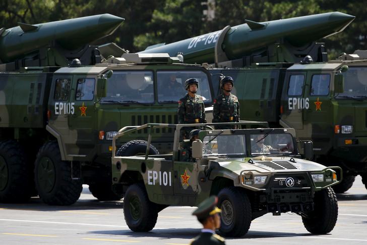 2015年9月，解放軍東風-15B型短程彈道導彈部隊，在北京舉行的二戰結束閱兵中，通過天安門廣場。   圖：達志影像／路透社