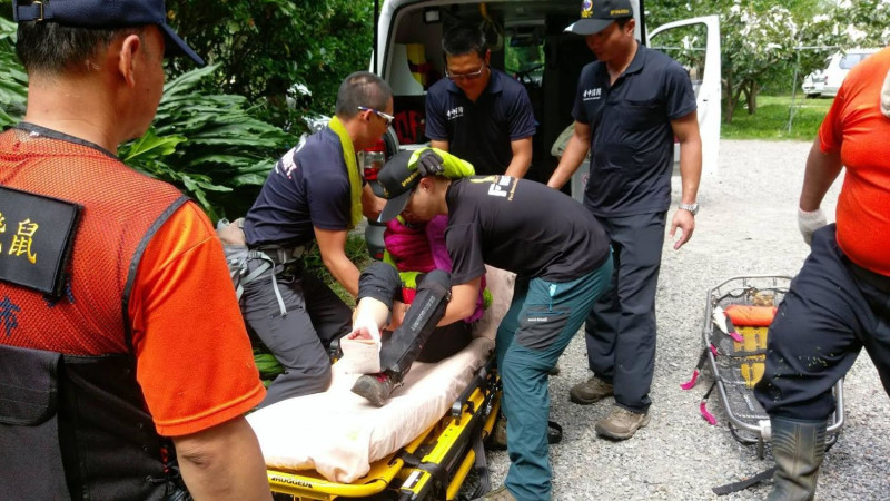 谷關七雄之一馬崙山上的山域救援，消防員正將一名傷者抬上擔架。   圖 : 台中市政府/提供