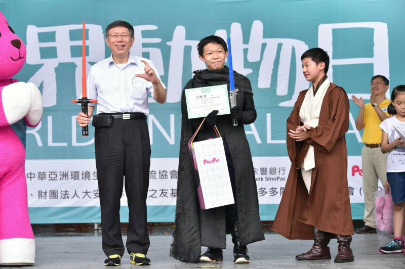 柯文哲出席世界動物日活動，被問到南門市場中繼市場選在總統府官邸旁產生維安疑慮的報導，他強調，那個地點事實上離總統官邸還很遠，不會有問題。   圖：台北市政府/提供