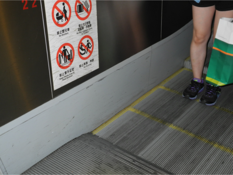台鐵板橋站內電扶梯護裙板兩側底部都未安裝刷毛安全條、電扶梯上下兩端梳齒板也沒塗黃色警示漆。   圖：王峻昌/攝