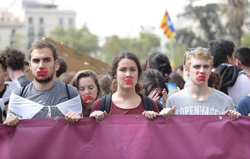 西班牙中央政府的強力鎮壓加泰隆尼亞獨立公投，引起民眾反感。   圖：翻攝普伊格蒙特臉書