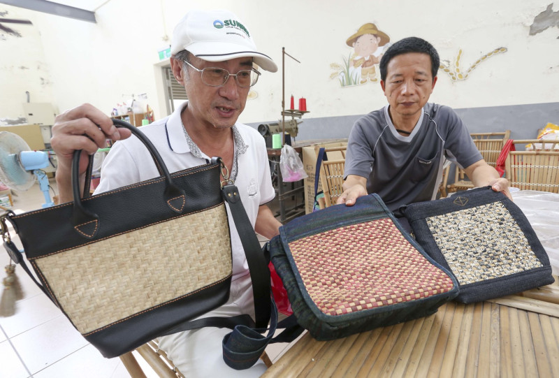施慶明(左)拿著年底將推出結合皮革與藺草新款茄芷袋。   圖：大魯/攝