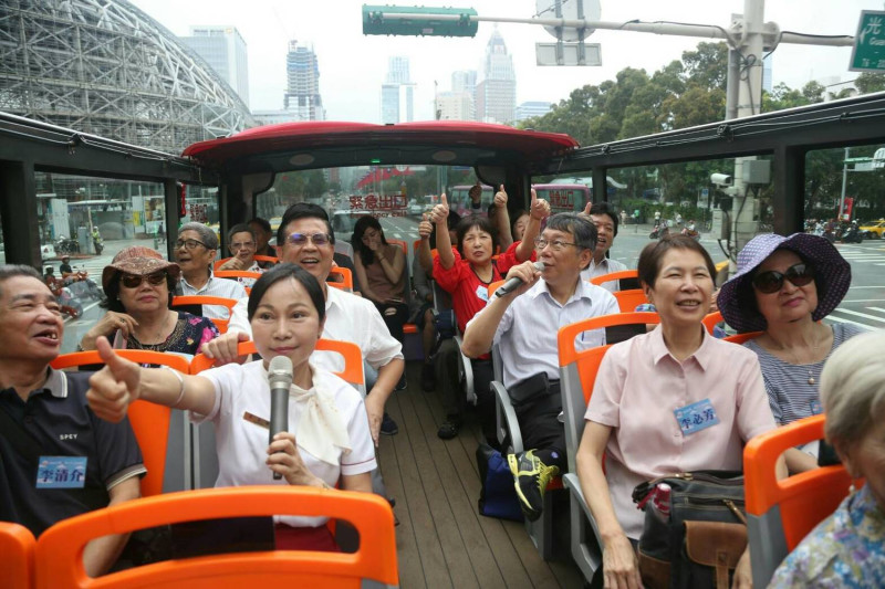 為鼓勵老人多出門，北市府社會局推出長者搭乘觀光巴士遊台北活動。   圖：台北市政府 / 提供