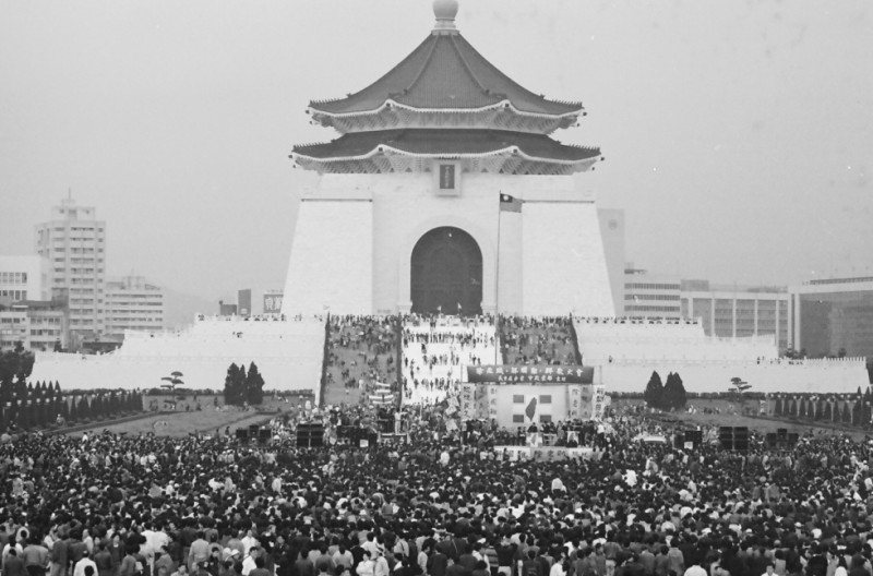 上萬民眾聚集在中正紀念堂聲援學運學生。    圖：邱萬興/攝