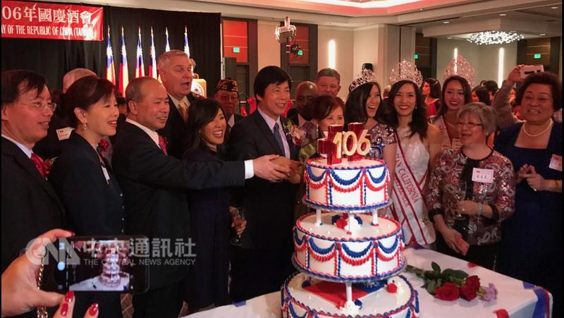 慶祝中華民國106年雙十國慶酒會在舊金山萬豪酒店舉行，駐舊金山辦事處長馬鍾麟（中）邀貴賓切蛋糕。   圖 : 中央社