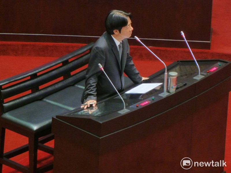 立法院今（6）天進行施政總質詢，適逢行政院長賴清德的生日，民進黨立委張宏陸特別在質詢前送上小蛋糕祝賀。   圖：謝莉慧/攝