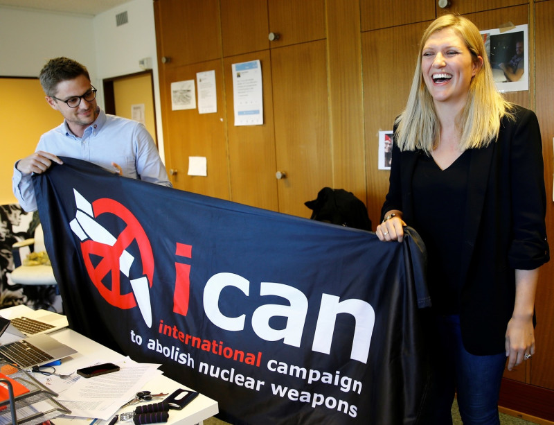 10年來的努力，也讓ICAN獲得2017年諾貝爾和平獎的殊榮。照片的右側為「國際廢除核武運動」主席費恩(Beatrice Fihn)。國際廢除核武運動」執行長費恩（BeatriceFihn）今天在奧斯陸舉行的諾貝爾和平獎頒獎儀式上，敦促擁核國簽署這項條約。她說：「這項條約提供我們抉擇，在兩個結局間抉擇，一是終結核武，一是人類滅亡。」   圖：達志影像/路透社