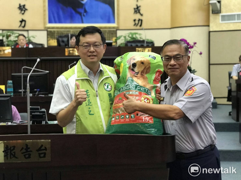 台南市議員李退之質詢時要求市警局於106年度預算中，為每頭波麗士犬編1.2萬養育金，並成立專戶向外募款。   圖 : 黃博郎/攝