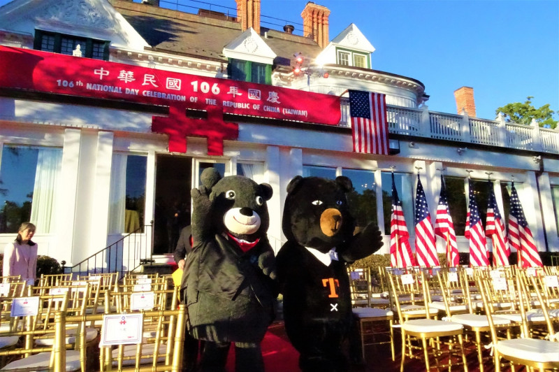 熊讚首次出國際任務，攜「喔熊」勇闖雙橡園。   圖:台北市政府觀光局提供