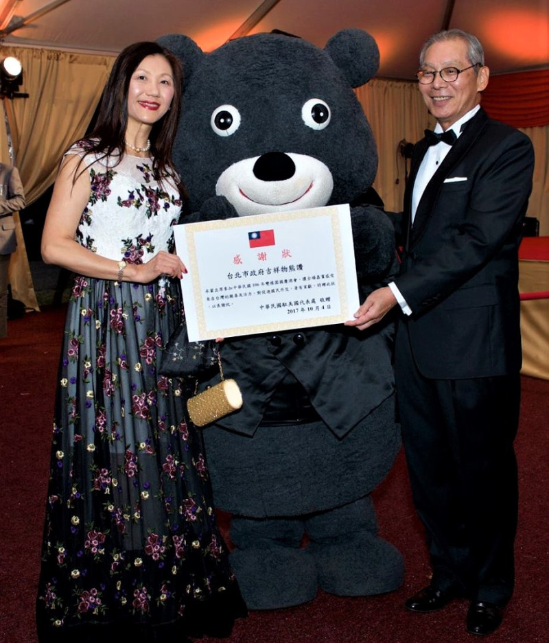 熊讚熱情熊抱駐美大使高碩泰(右)，大使親頒獎狀給熊讚感謝擔當親善大使   圖:台北市政府觀光局提供