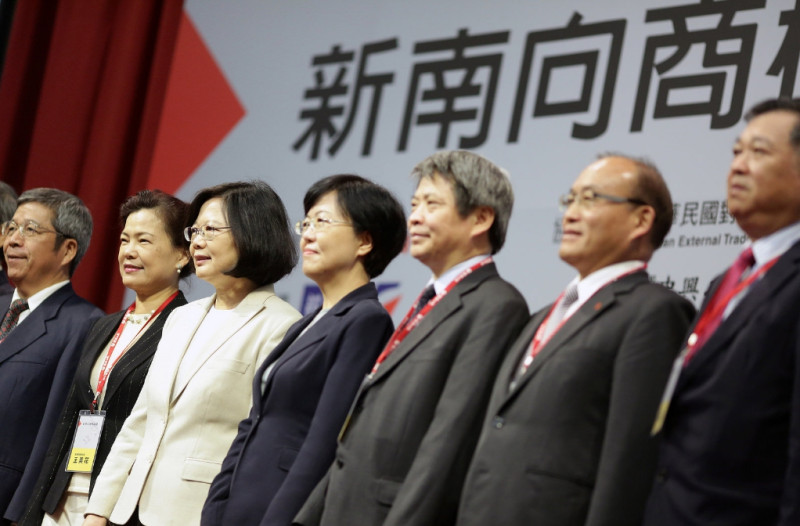 蔡英文出席「2016新南向商機論壇」並與出席貴賓合影。   圖：取自flickr presidentialoffice授權