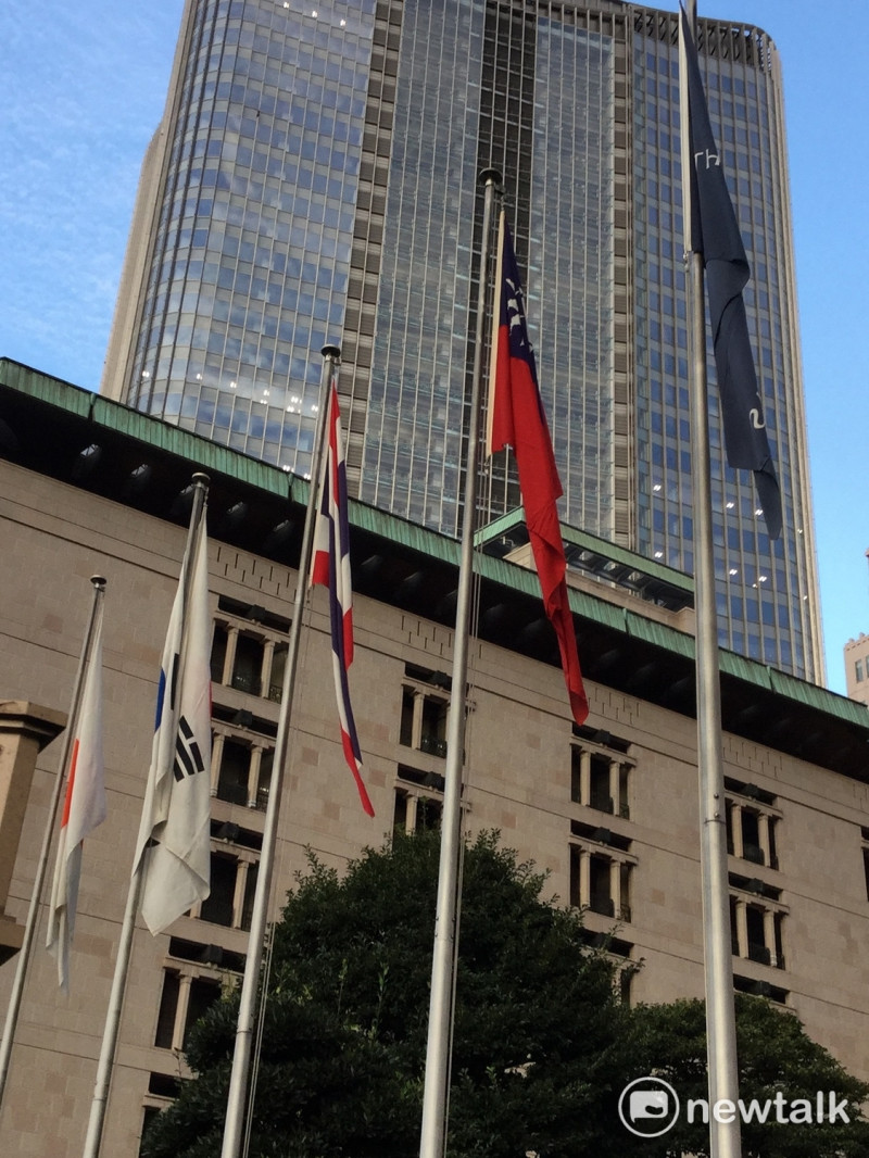 帝國飯店前國旗飄揚，這也是帝國飯店第一次高掛台灣的國旗。   圖：劉黎兒/攝