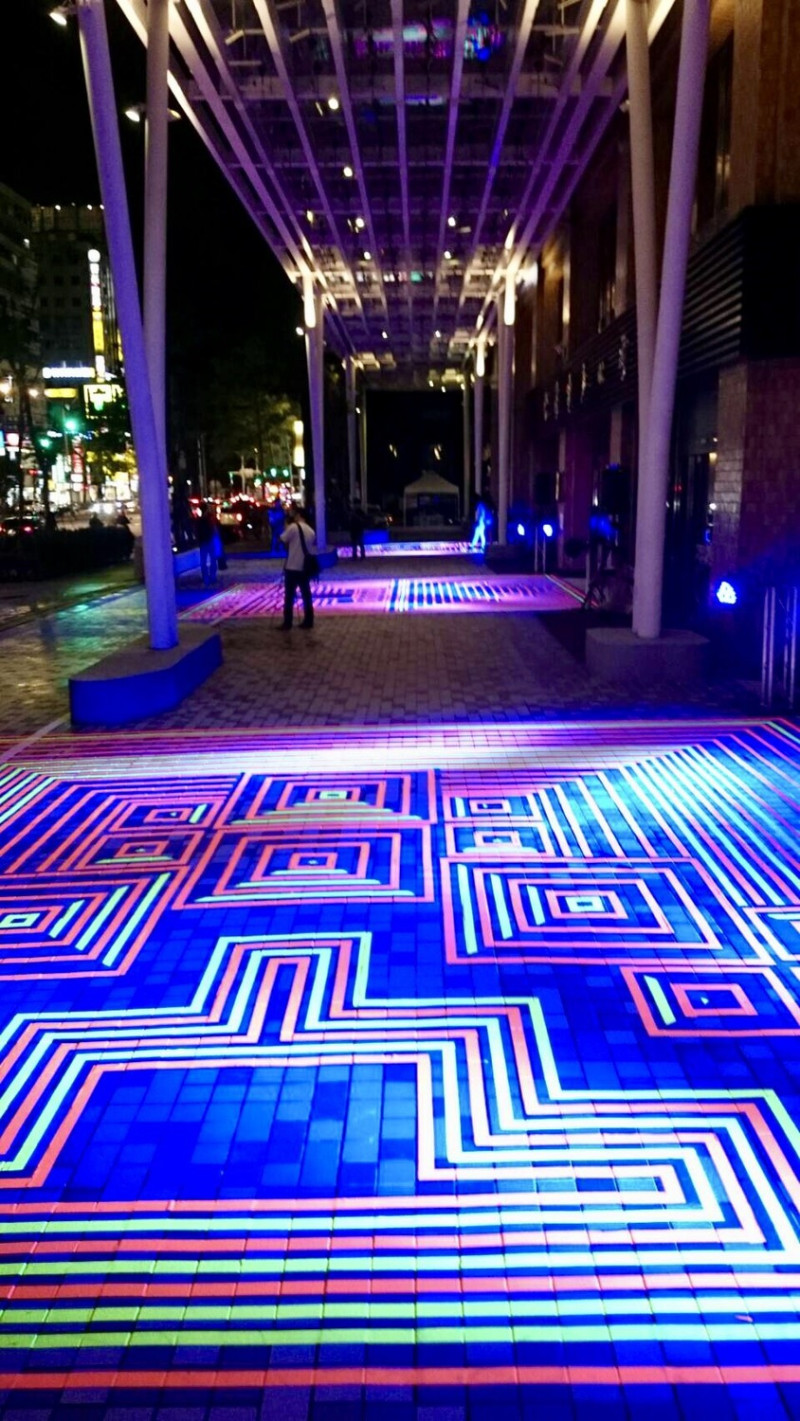 台電大樓今晚響應北市府2017白晝之夜，由義大利藝術家用大型幾何夜光地毯圖騰化身置身如魔幻世界的「魔毯廣場」。   圖：台電提供