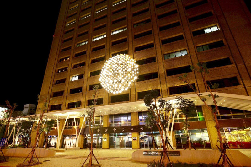 台電今晚響應白晝之夜活動，會將用回收路燈製成的公共藝術作品「日光域」，打出「Nuit Blanche」活動名稱。   圖：台電提供