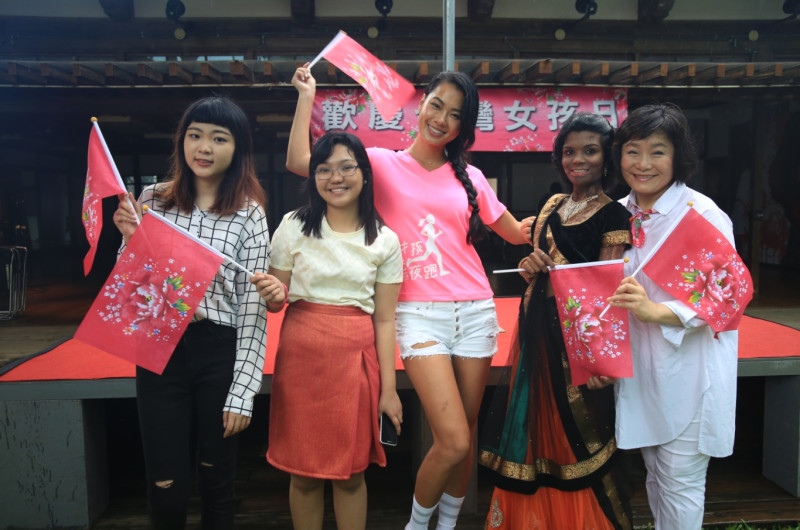 今年勵馨基金會為了歡慶「台灣女孩日」，特別邀請來自印度、菲律賓、台灣的亞洲女孩人權大使來台。   圖：勵馨基金會/提供