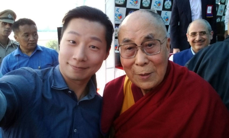 會議第二天，林昶佐與達賴喇嘛兩人闊別一年再度相見，把握難得的空檔大玩自拍，更期待兩人下次能在台灣相見。   圖：林昶佐辦公室／提供