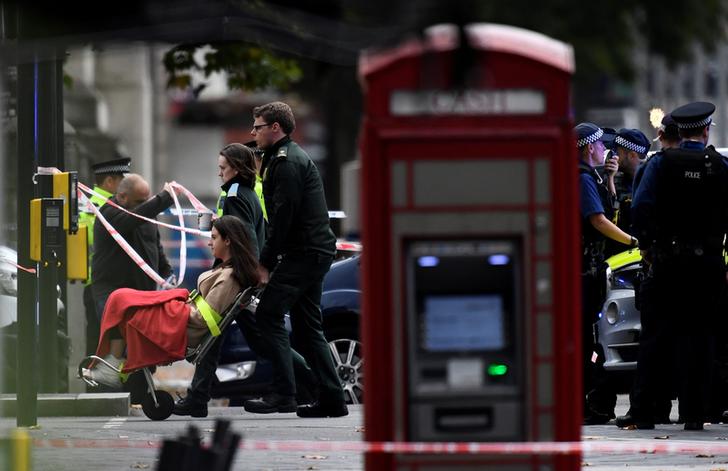倫敦昨天傳出汽車衝撞行人，已排除與恐怖攻擊相關。圖為一名女性傷者坐在輪椅上，由救護人員推著，準備送上救護車。   圖：達志影像／路透社