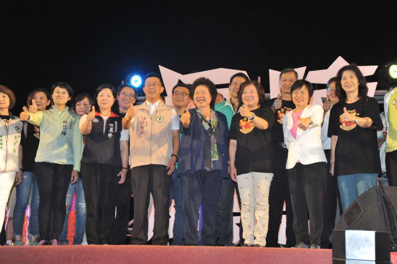 高雄市長陳菊今(7)晚間為火獅點睛開光，啟動為期8天至10月14日(六)的左營萬年季的「萬年迓火獅」。   圖:高雄市政府提供