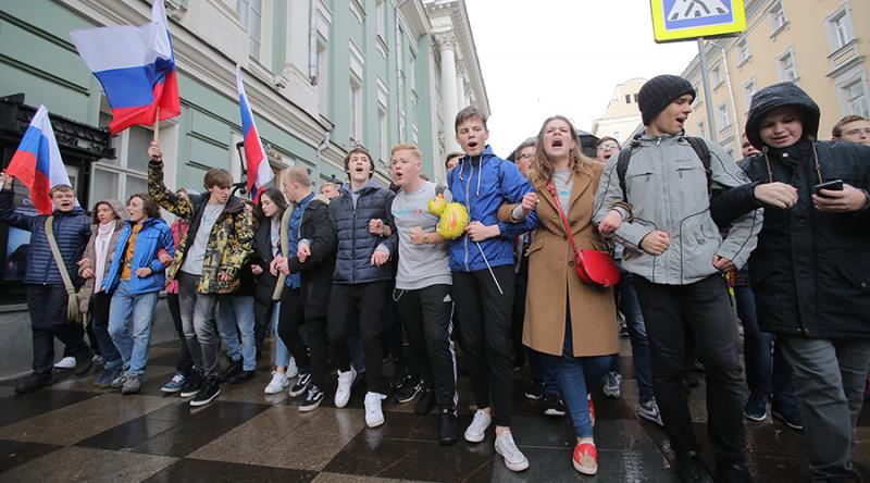 支持遭關押的反對派領袖納瓦尼支持者，在7日俄羅斯總統普亭生日走上街頭抗議。   翻攝自：俄羅斯衛星社