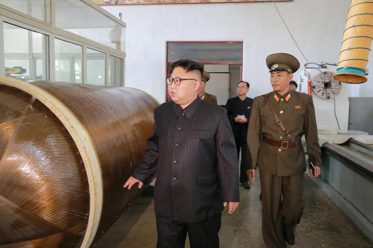 朝鮮領導人金正恩（左）口頭答應致力朝鮮半島無核化，卻沒人知道他的真正意圖。   圖：達志影像/路透社資料照片