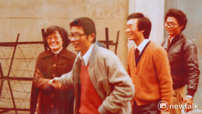 戴振耀3年刑滿出獄，周清玉與親友專程前往桃園龜山監獄外迎接。   照片：戴振耀提供