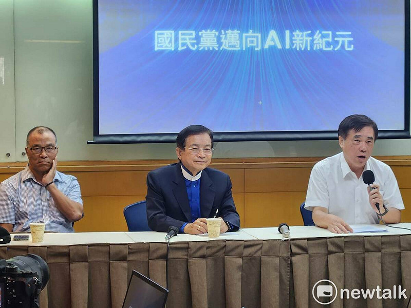 交通部前部長葉匡時(左)、立委賴士葆(中)等人到場支持郝龍斌。 圖:黃建豪/攝