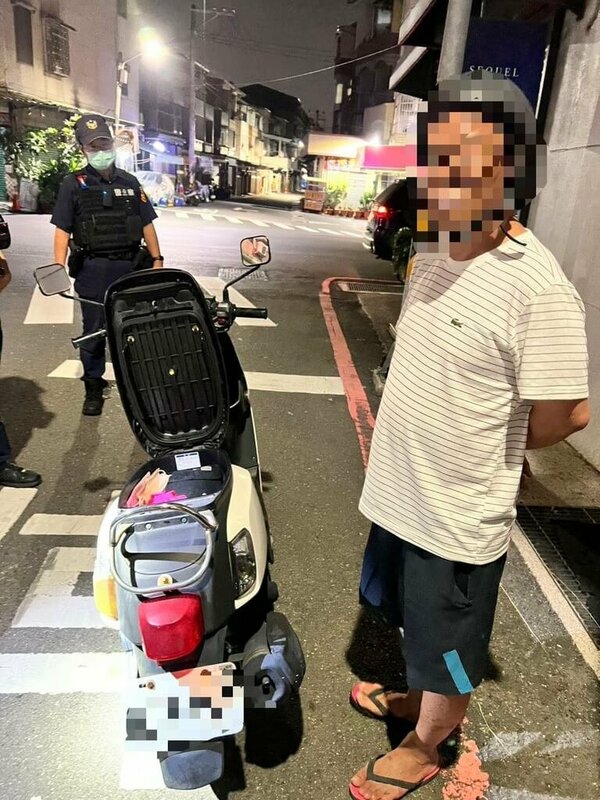 台南市王姓男子疑交易毒品，15日凌晨攜毒騎車途經北區遭警攔查，當場查獲1包安非他命。（台南市警察局提供）中央社記者張榮祥台南傳真　114年10月15日   