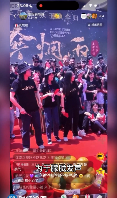 X 帳號《新闻调查》表示于生前參演節目〈一傘煙雨〉的副導演,在直播中為于發聲。 圖:翻攝自 X《新闻调查》