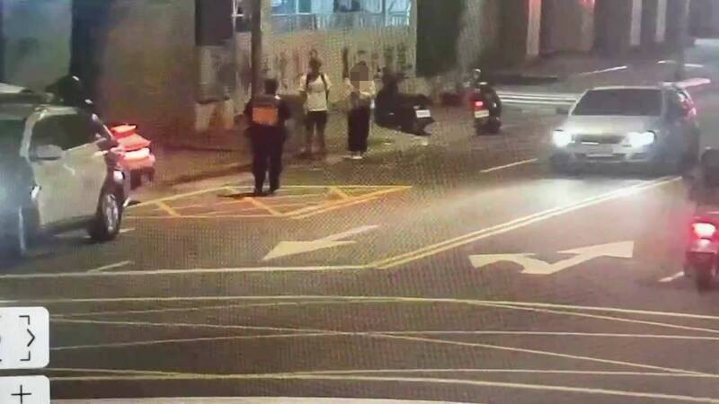 台北市1名街友意圖性侵落單女子，所幸有路過機車騎士阻止。   圖：翻攝畫面