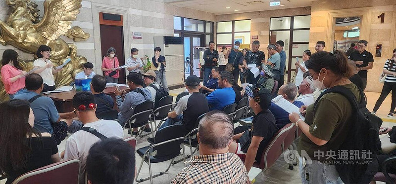 澎湖地檢署15日公開拍賣沒收扣押物，吸引不少民眾前往喊價競標，場面熱絡。中央社  114年10月15日   